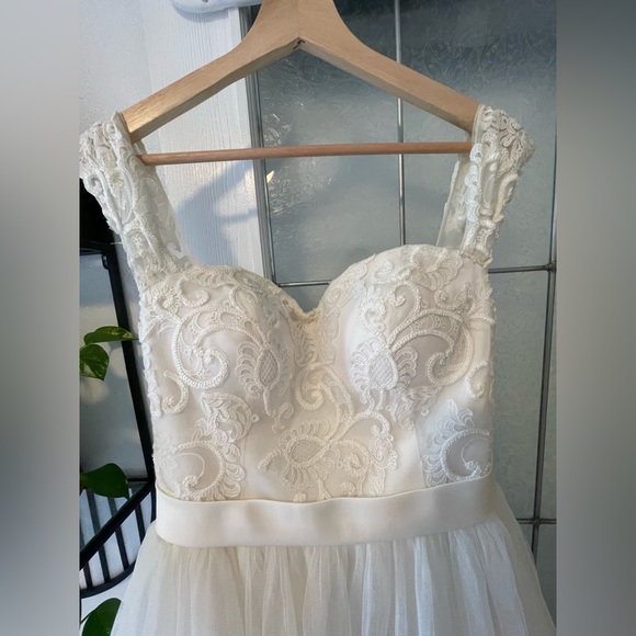 Ivory Tulle Wedding dress. - Picture 2 of 7